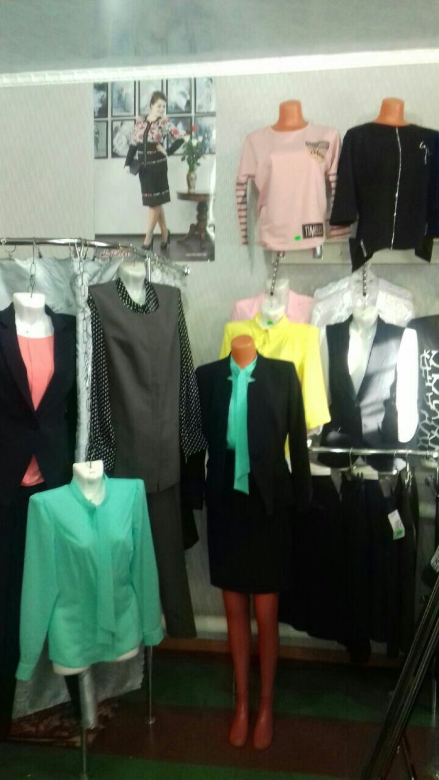 В магазине «Метеор» поступление новой женской одежды для офиса (блузки, пиджаки, жилеты, юбки, брюки). 