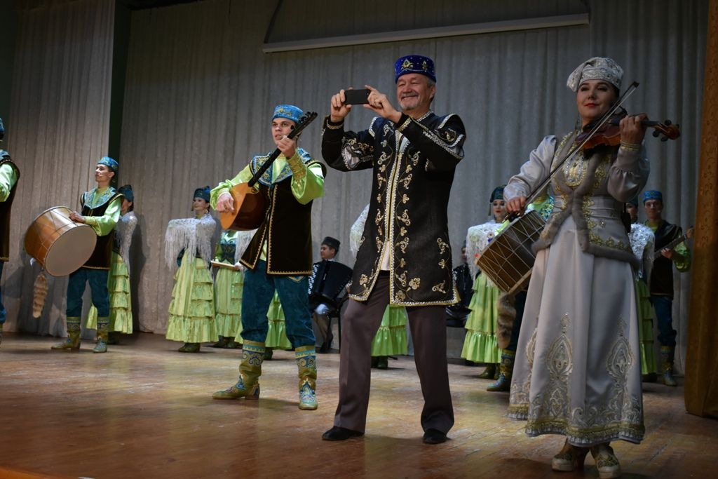 Государственный ансамбль фольклорной музыки Татарстана подарил кайбицким школьникам яркие впечатления