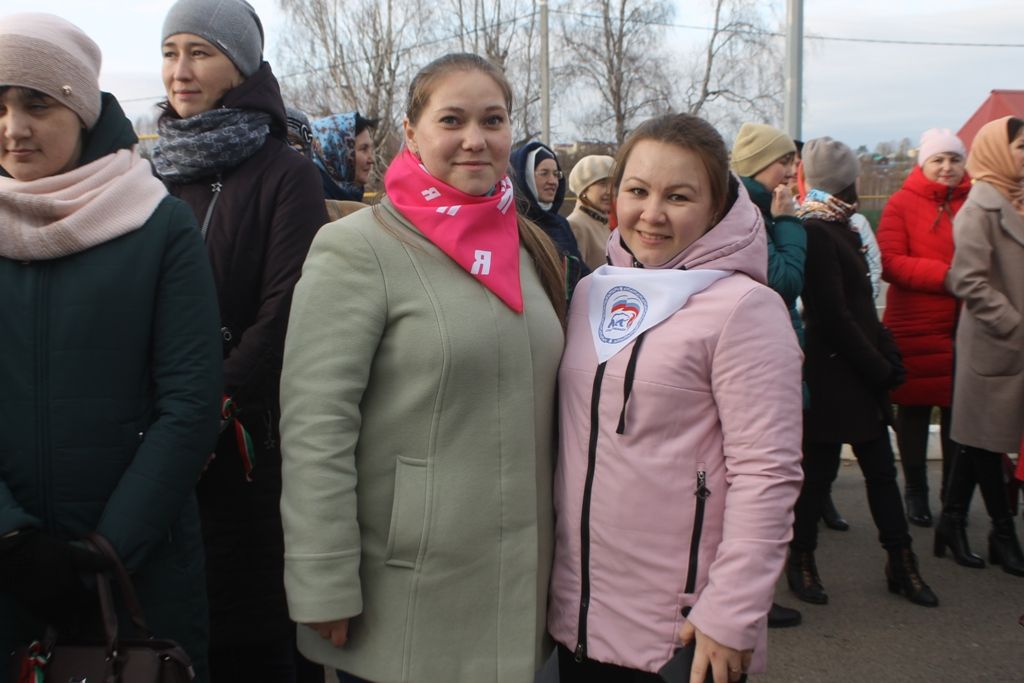 В преддверии Дня народного единства и Дня Конституции Республики Татарстан в Кайбицах прошел флешмоб