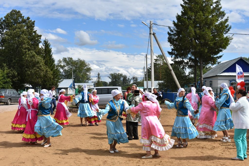 Олы Урсактагы яңа күпфункция­ле үзәк һәм балалар өчен уен мәйданчыгы ачылу тантанасыннан репортаж