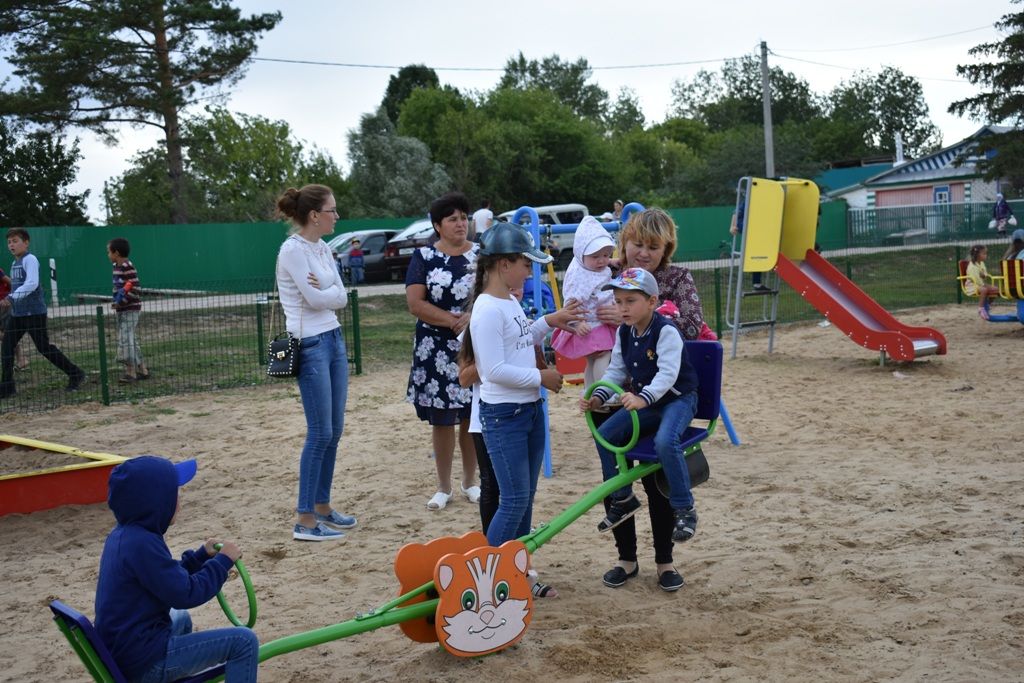 Олы Урсактагы яңа күпфункция­ле үзәк һәм балалар өчен уен мәйданчыгы ачылу тантанасыннан репортаж