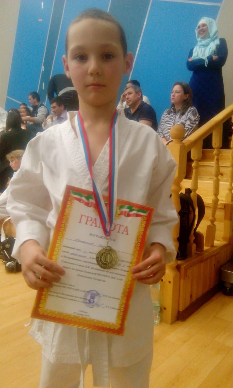 Юные каратисты  Кайбицкого района стали победителями в соревнованиях, посвященных Дню Героев Отечества, в Буинске