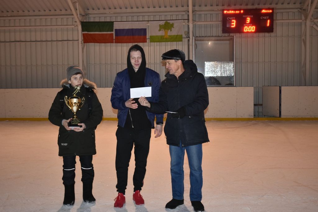 Кубок хоккейного турнира памяти Фирдуса Ибатуллина – у кайбичан!