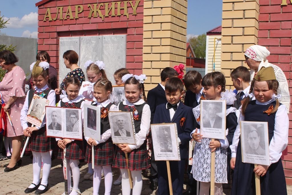 Жители Малых Кайбиц собрались у памятника участникам войны и труженикам тыла