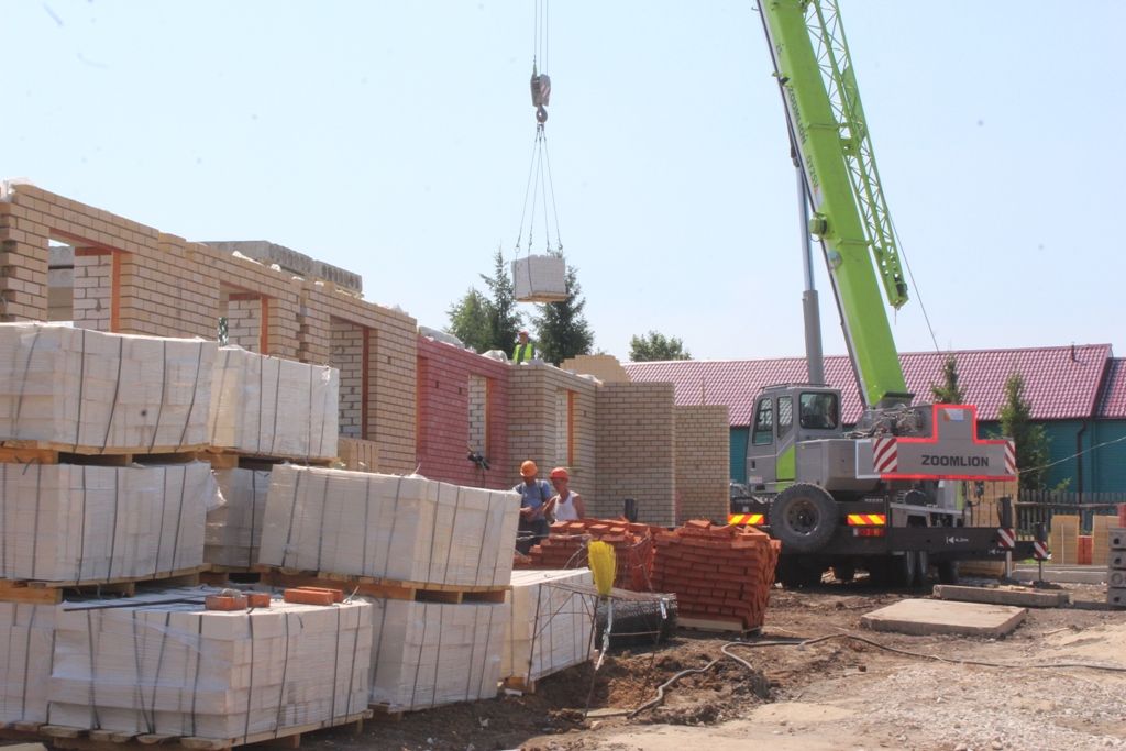 Глава Кайбицкого района ознакомился с ходом строительства многоквартирного дома