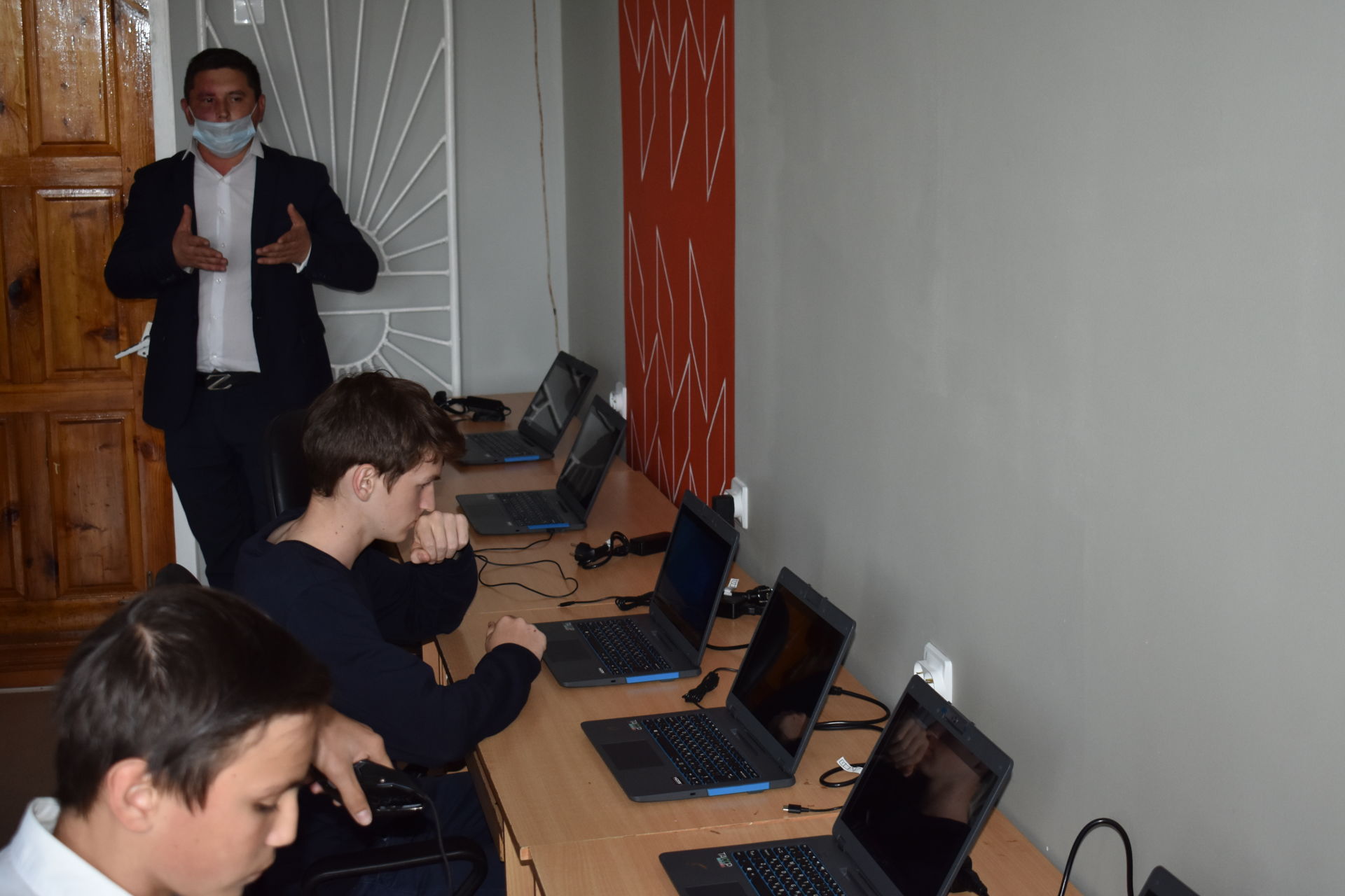 В Хозесановской школе заработали современно оснащенные кабинеты технологии, информатики и ОБЖ
