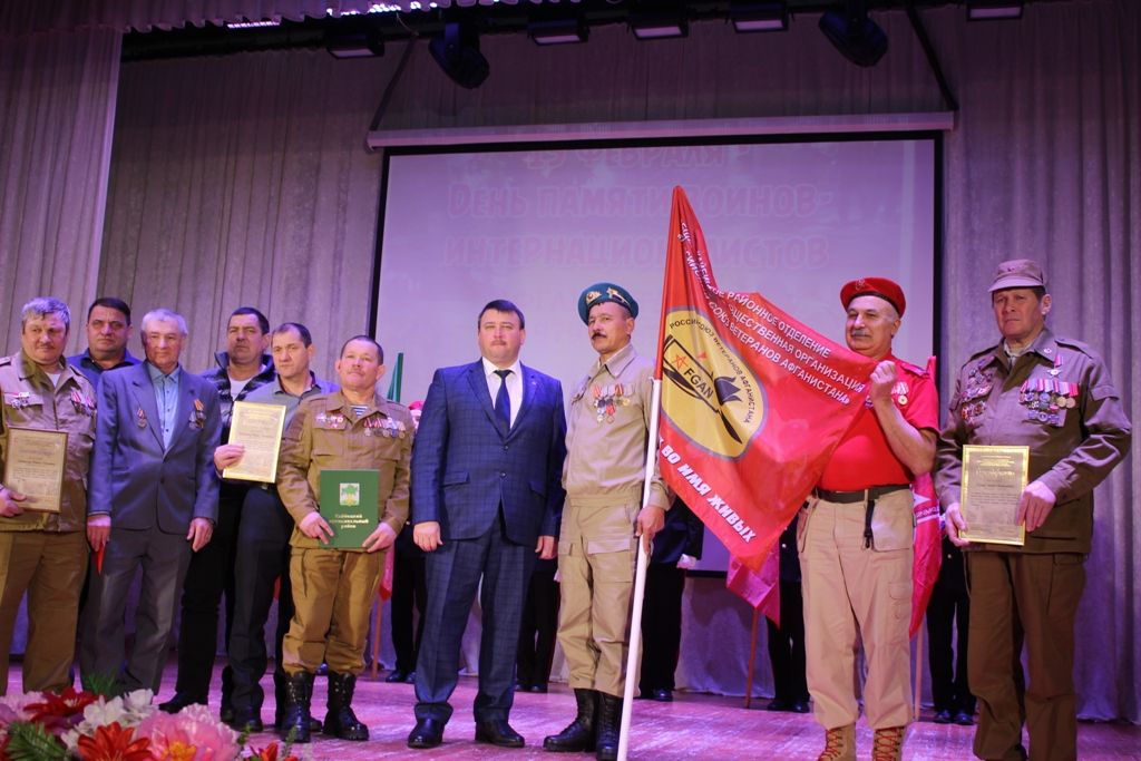 Началом новой традиции – вручением флага ознаменовался в Кайбицах День памяти о воинах-интернационалистах