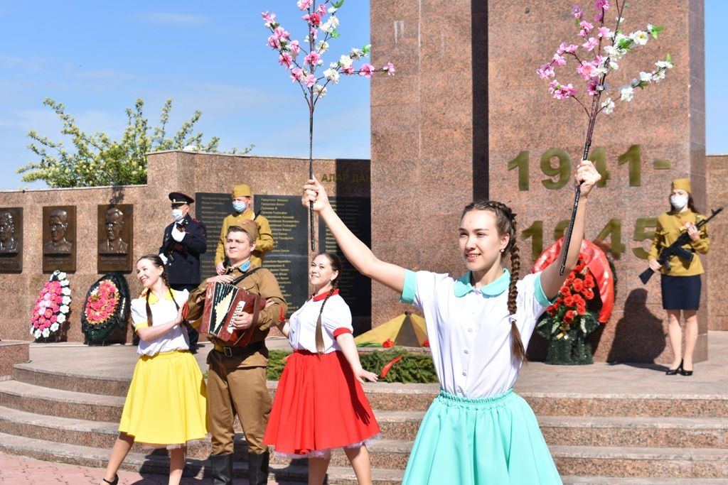 В Кайбицах в День Победы к памятникам возложили венки