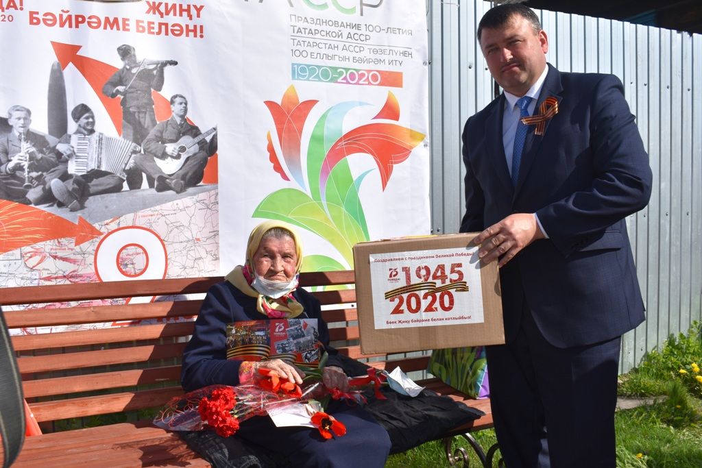 С юбилеем Победы ветерана войны Евдокию Вакатову поздравил глава Кайбицкого района