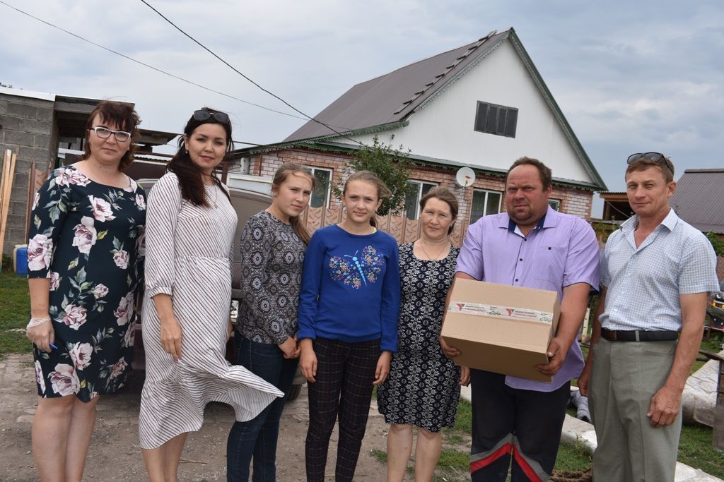 Многодетным семьям Кайбицкого района оказали поддержку продуктовыми наборами