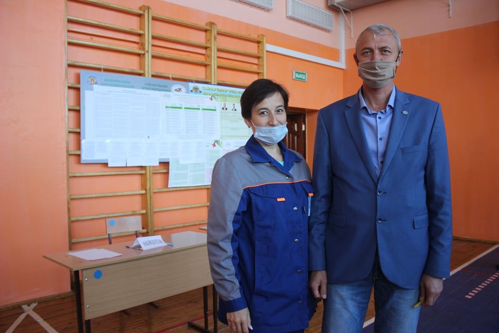 На выборы в Большекайбицкий избирательный участок избиратели приходят семьями