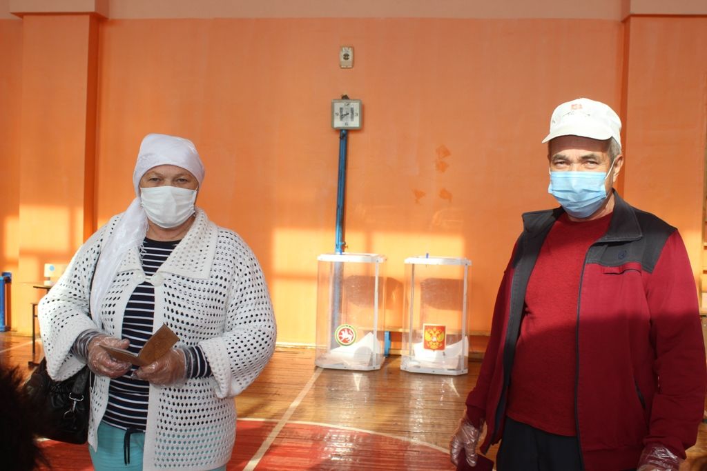 На выборы в Большекайбицкий избирательный участок избиратели приходят семьями
