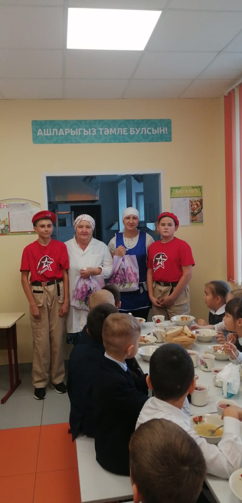 Во всех школах Кайбицкого района чествовали поваров школьных столовых