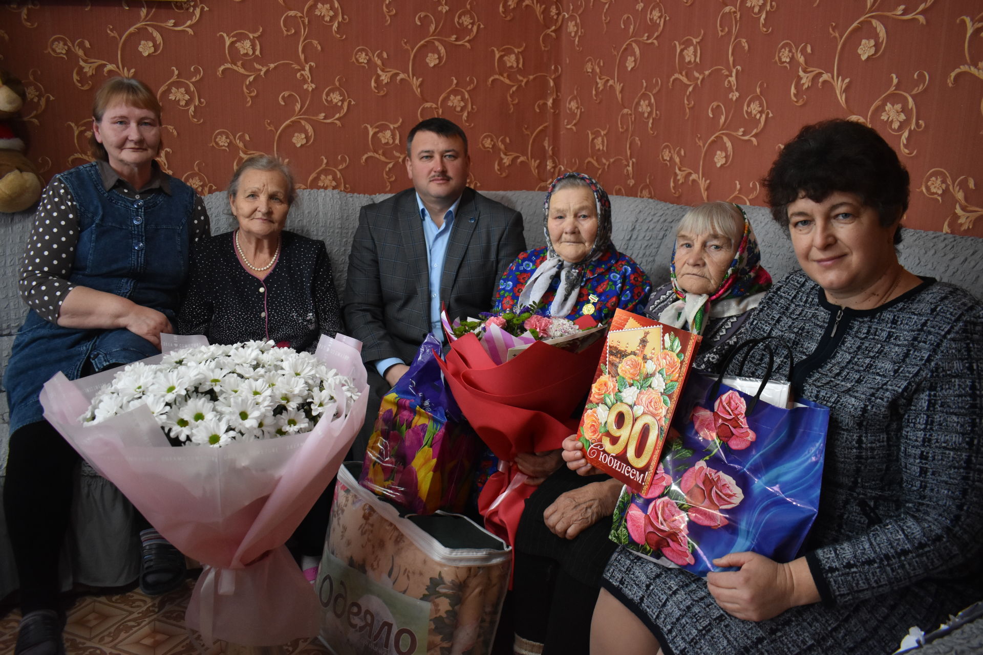 Труженицу тыла из Большого Подберезья поздравили с 90-летним юбилеем