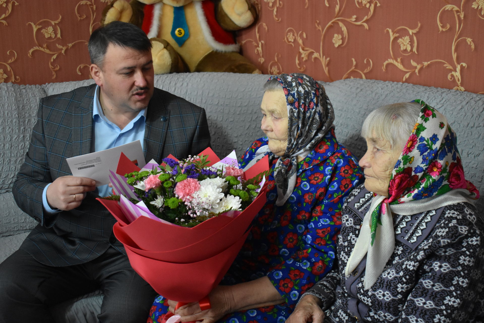 Труженицу тыла из Большого Подберезья поздравили с 90-летним юбилеем