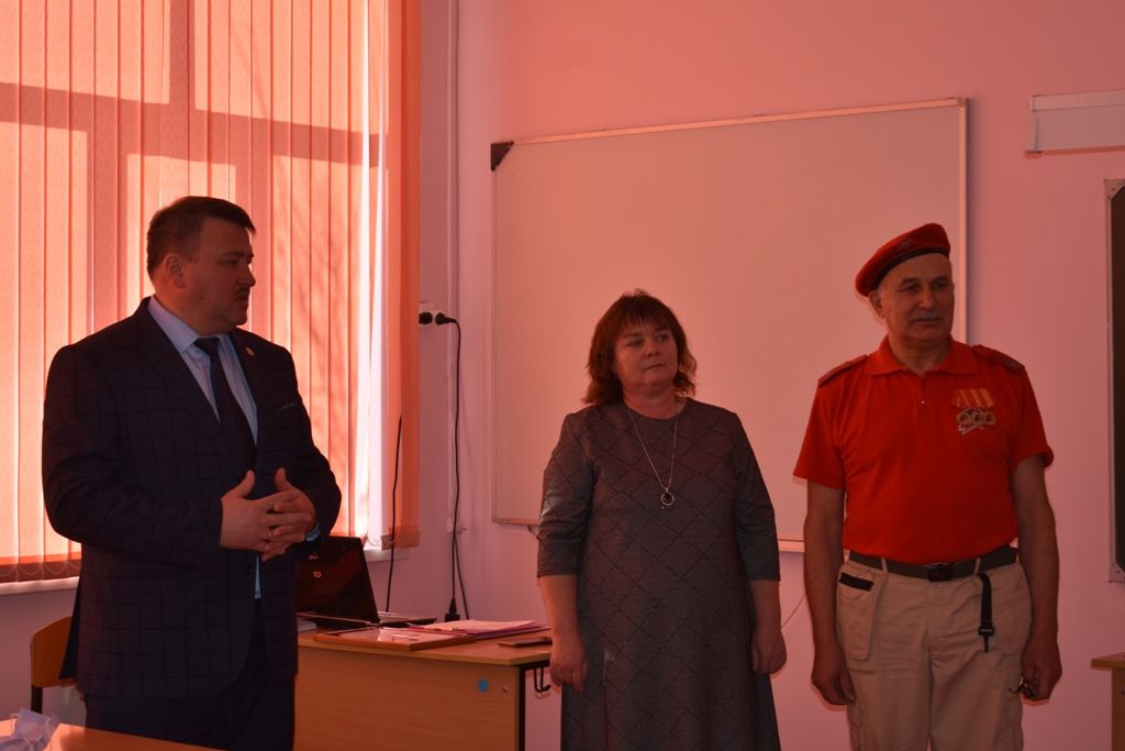 В преддверии Дня защитников Отечества глава Кайбицкого района побывал в Берлибашской школе