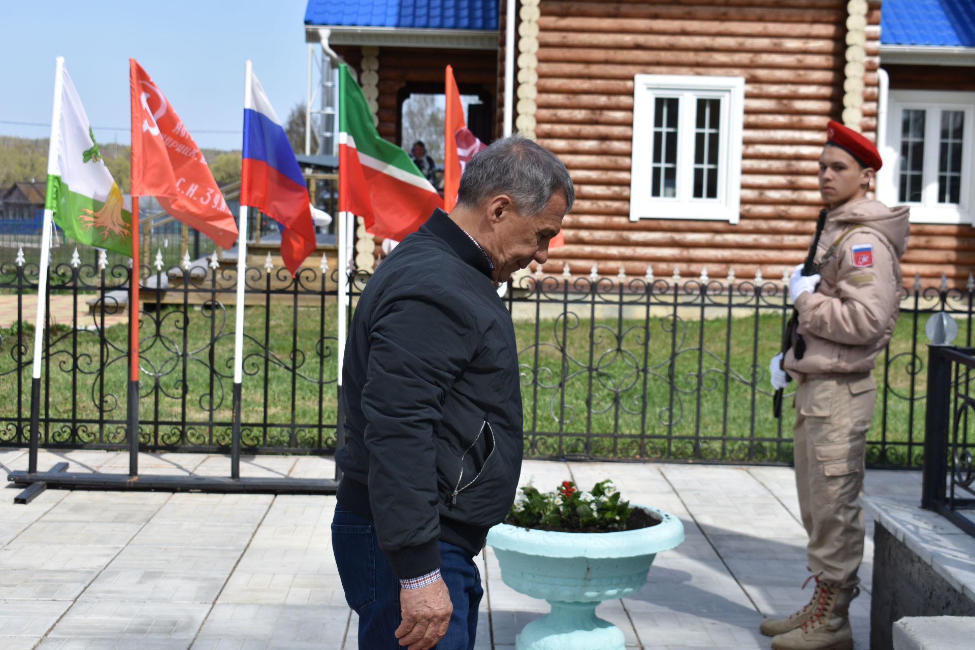 Президент РТ возложил цветы к бюсту Героя Советского Союза Андрея Кошкина в Большом Подберезье