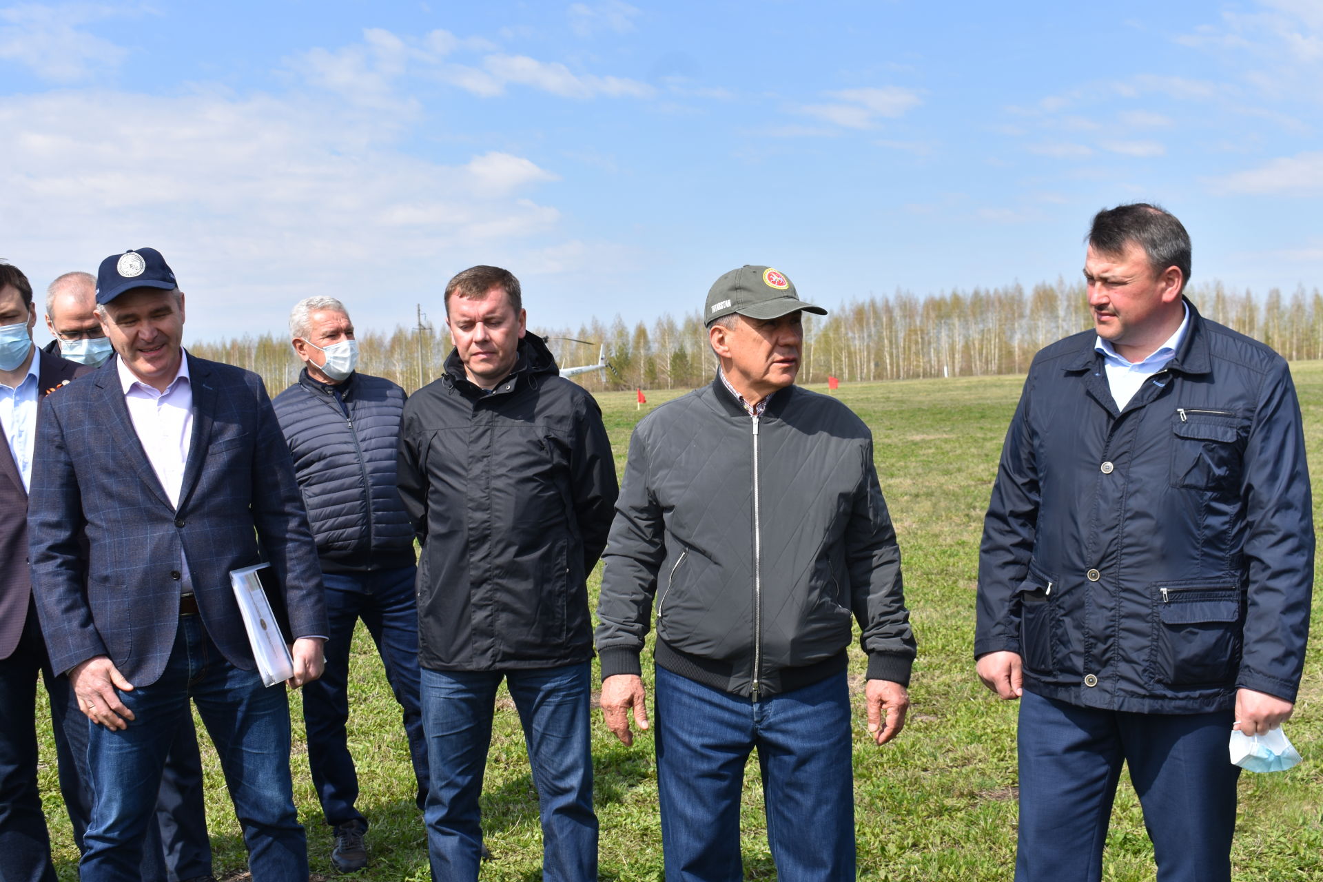 Минниханов ознакомился с ходом весенне-полевых работ в Кайбицком