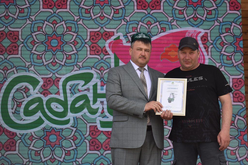 На кайбицком Сабантуе владельцев личных подворий наградили сертификатами на приобретение доильных аппаратов
