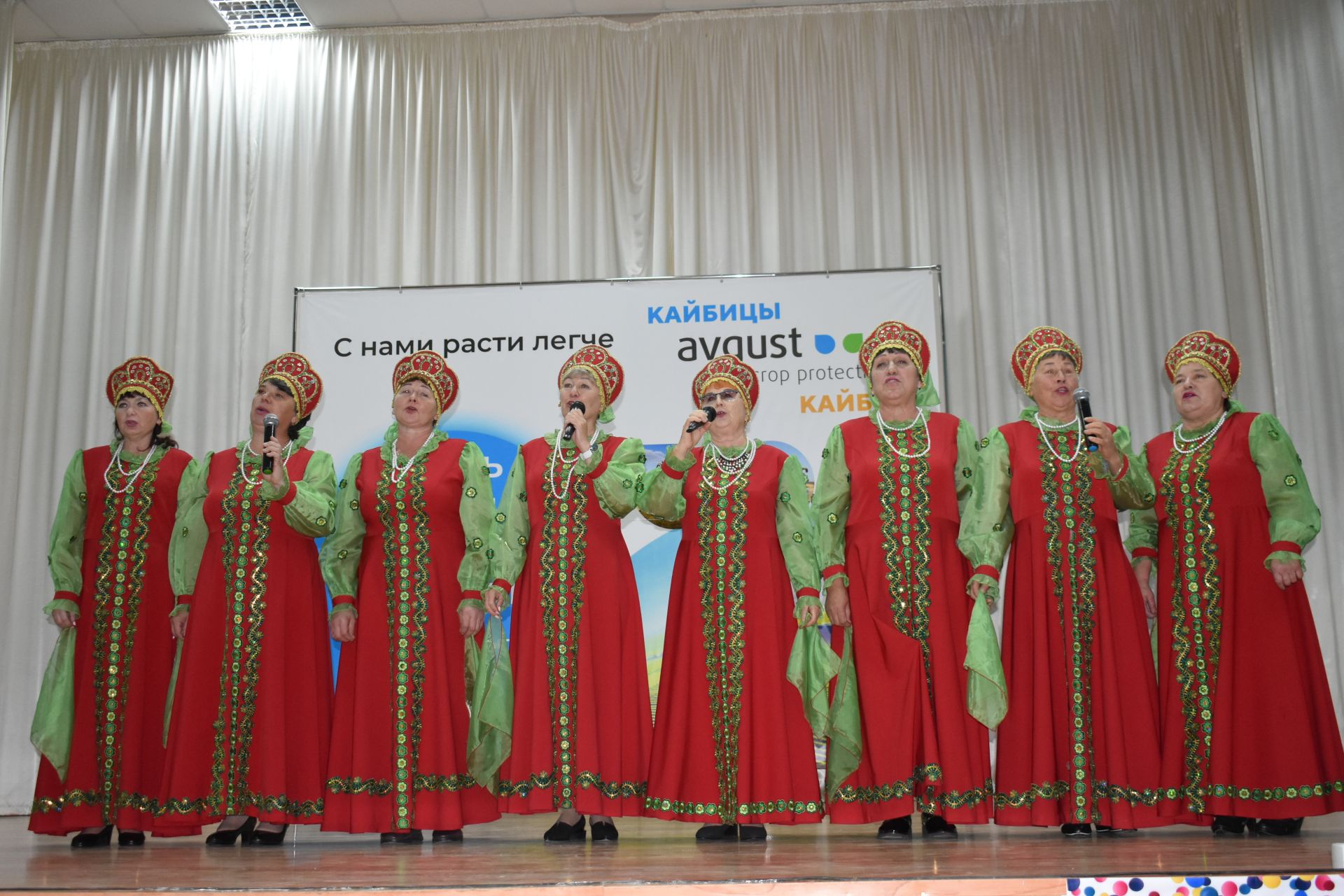 “Август – Кайбыч” җәмгыятендә авыл хуҗалыгы хезмәтчәннәрен хөрмәтләделәр