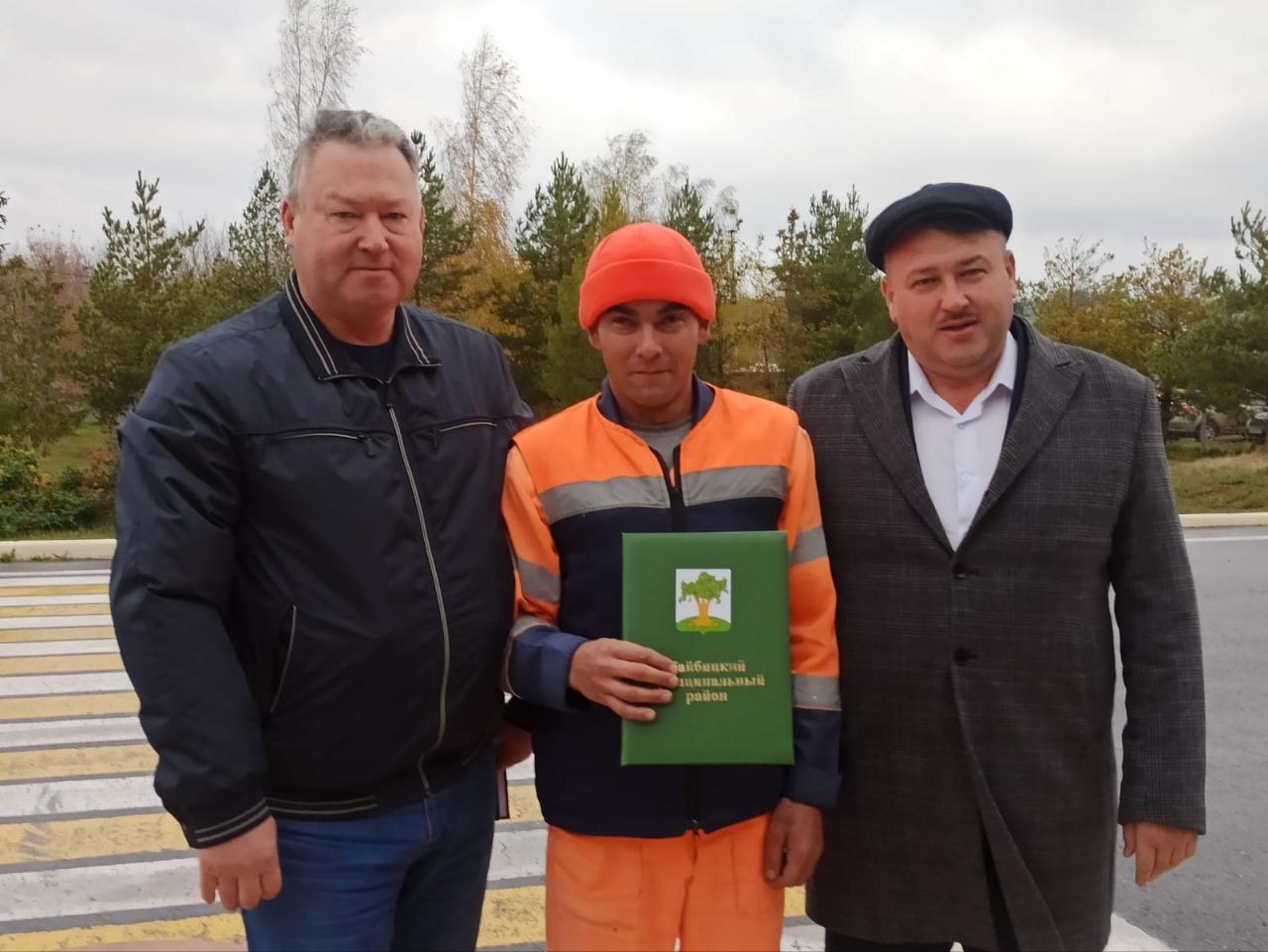 Кайбыч районы башлыгы юл төзү хезмәтчәннәрен бәйрәмнәре белән котлады