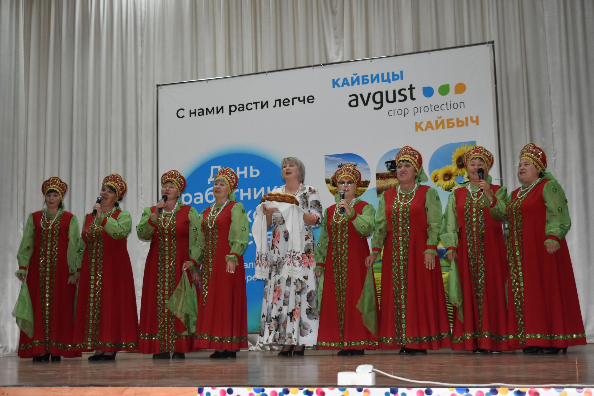 “Август – Кайбыч” җәмгыятендә авыл хуҗалыгы хезмәтчәннәрен хөрмәтләделәр