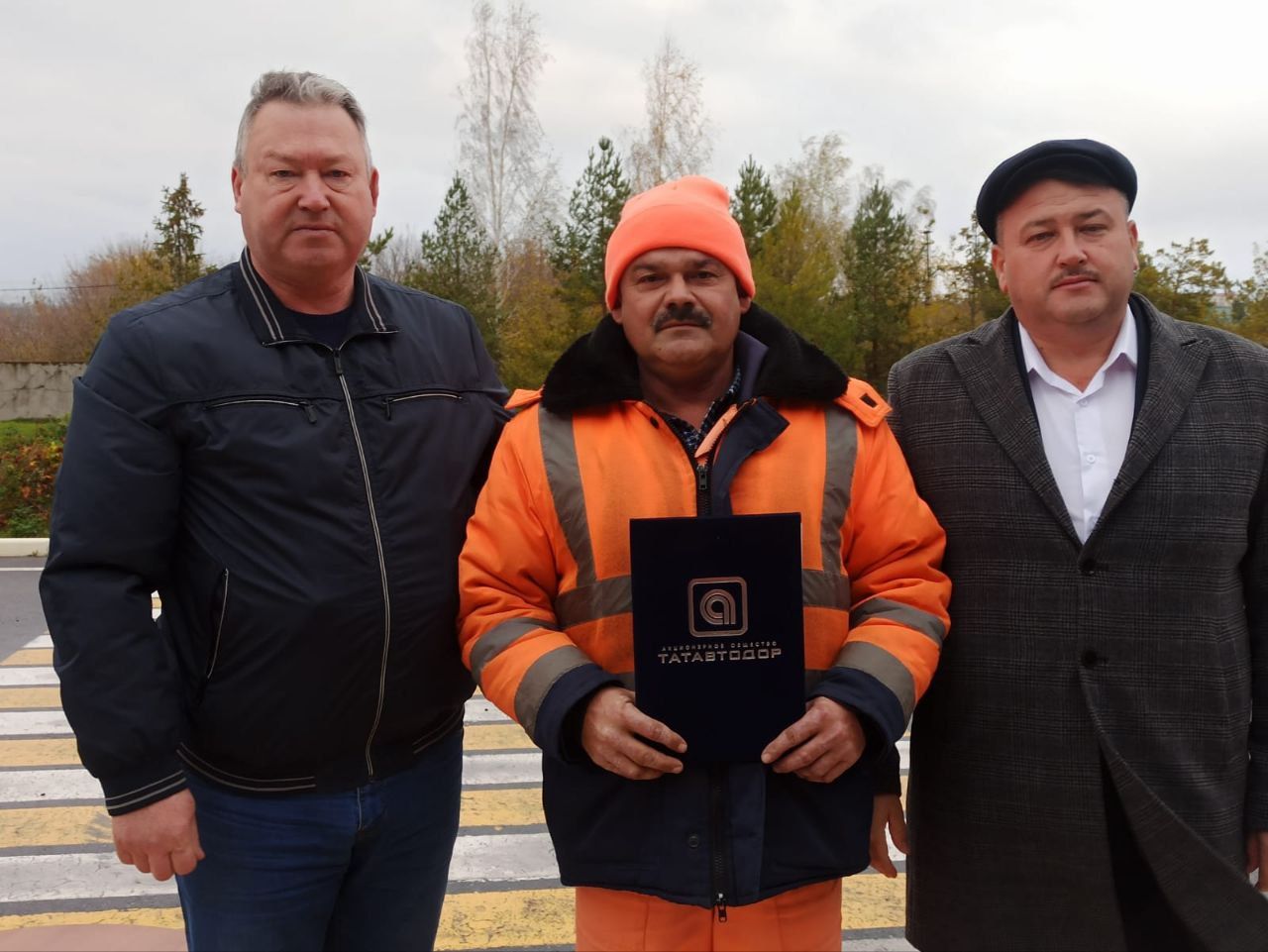 Кайбыч районы башлыгы юл төзү хезмәтчәннәрен бәйрәмнәре белән котлады