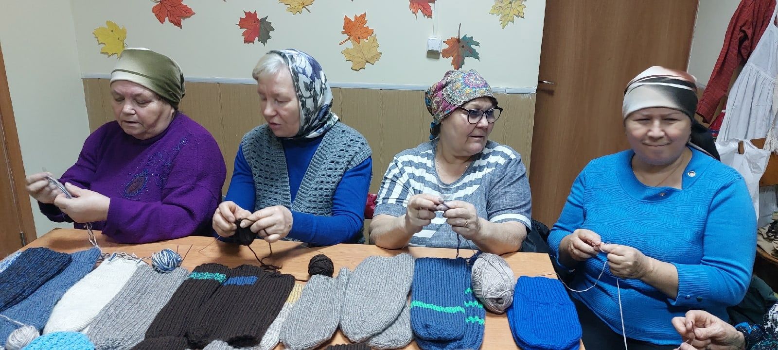 Маломеминские волонтеры вяжут носки для участников специальной военной операции