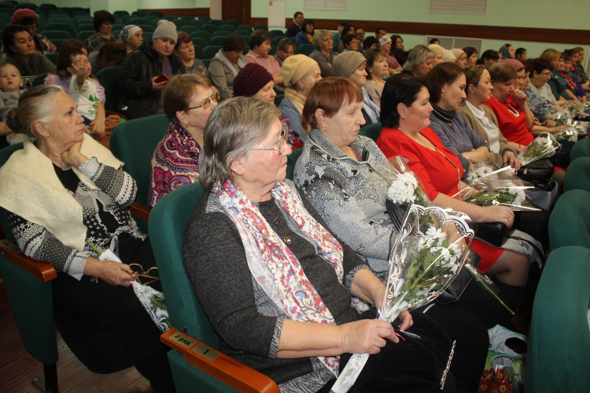 Район башлыгы Альберт Рәхмәтуллин махсус хәрби операциядә катнашучыларның әниләре һәм тормыш иптәшләре белән очрашты