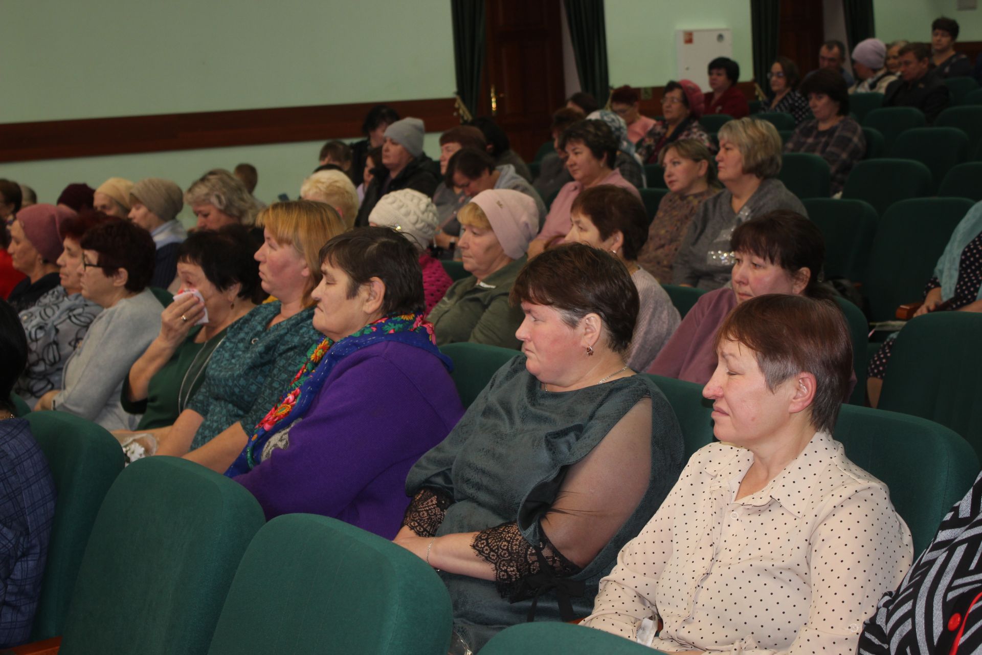 Район башлыгы Альберт Рәхмәтуллин махсус хәрби операциядә катнашучыларның әниләре һәм тормыш иптәшләре белән очрашты