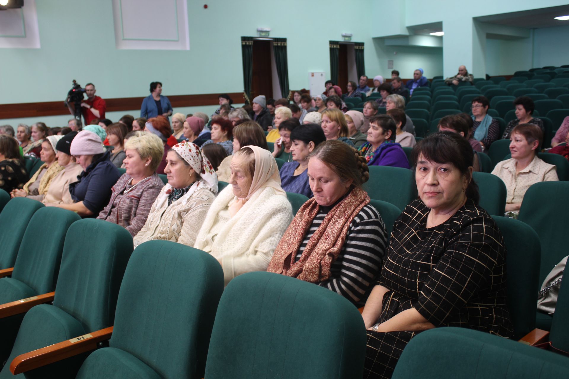 Район башлыгы Альберт Рәхмәтуллин махсус хәрби операциядә катнашучыларның әниләре һәм тормыш иптәшләре белән очрашты