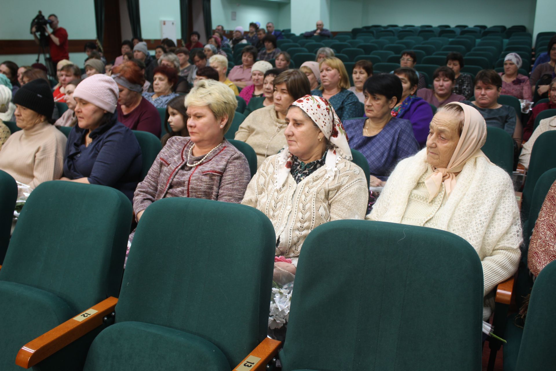 Район башлыгы Альберт Рәхмәтуллин махсус хәрби операциядә катнашучыларның әниләре һәм тормыш иптәшләре белән очрашты