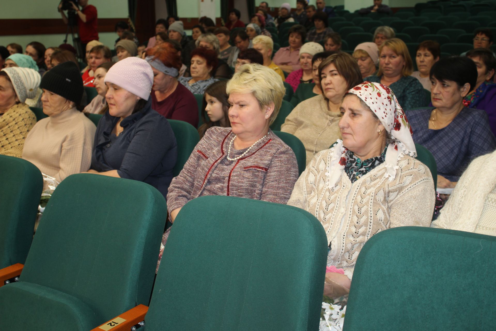 Район башлыгы Альберт Рәхмәтуллин махсус хәрби операциядә катнашучыларның әниләре һәм тормыш иптәшләре белән очрашты