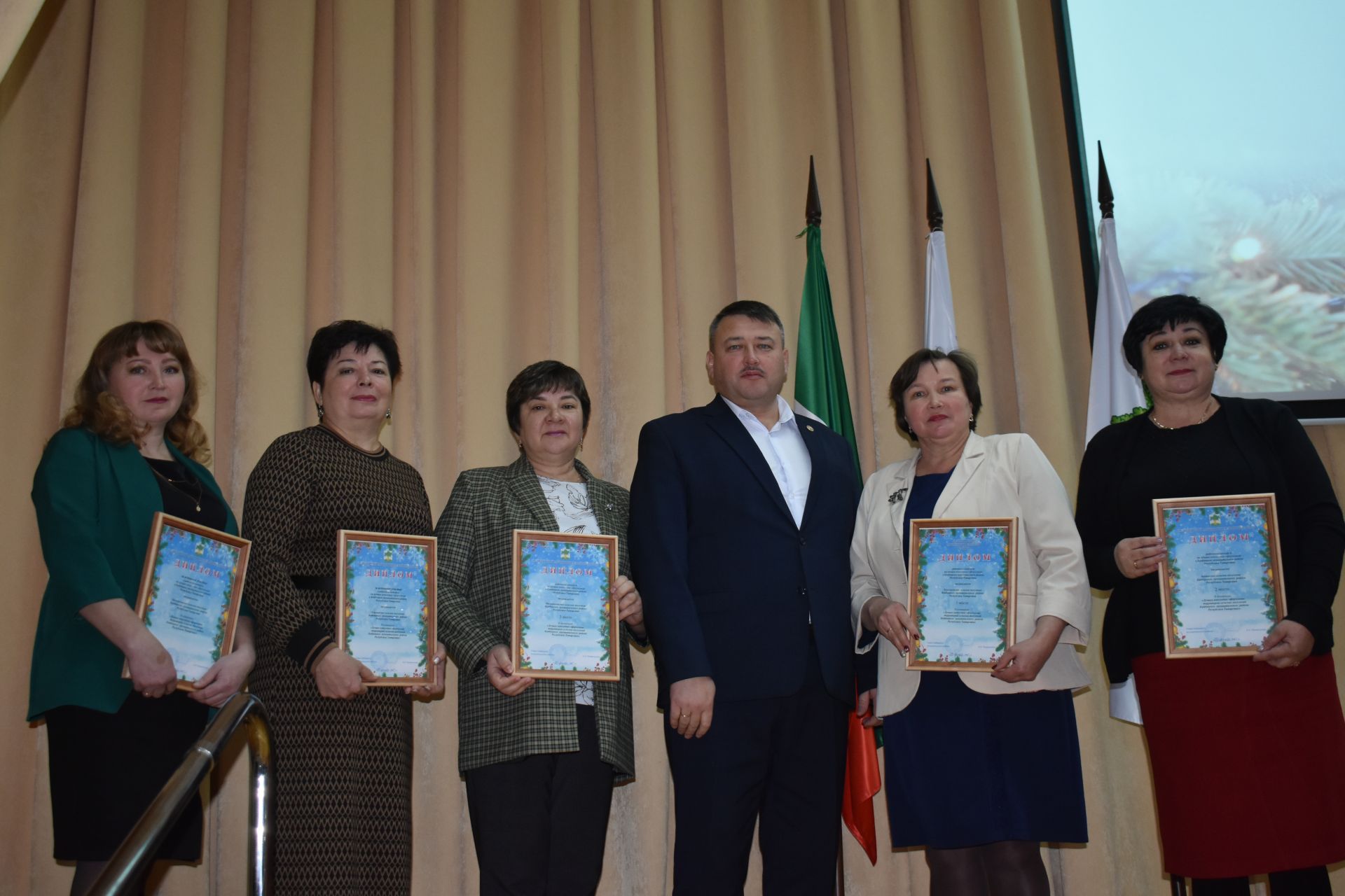 В Кайбицком районе наградили победителей конкурса на новогоднее оформление