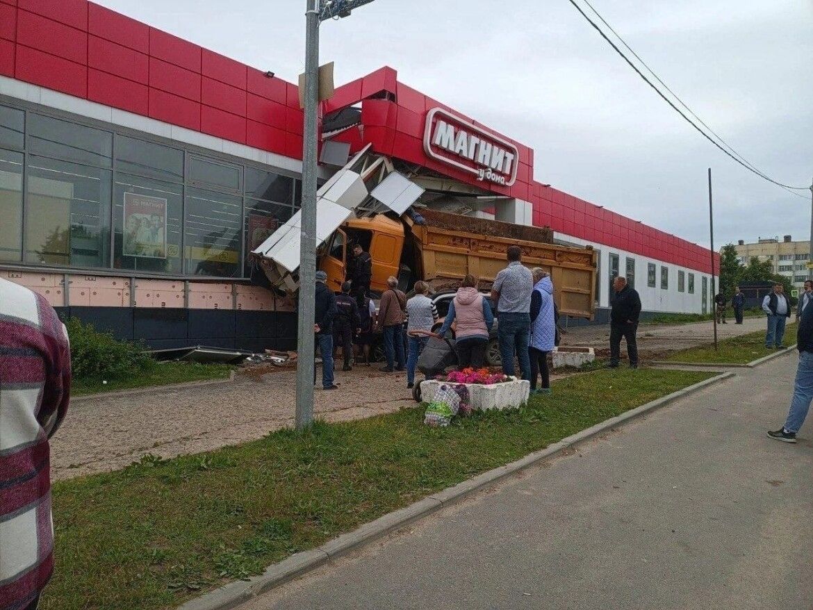 Грузовик врезался в легковушку и протаранил здание «Магнита»