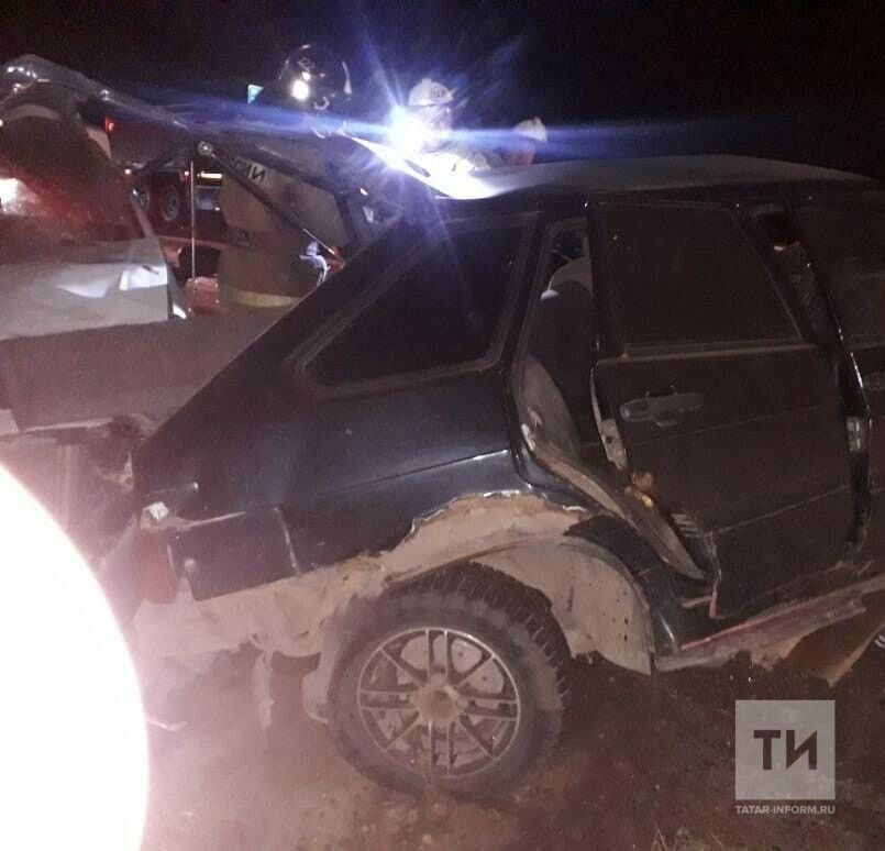 В массовом ДТП под Мензелинском пострадали два человека