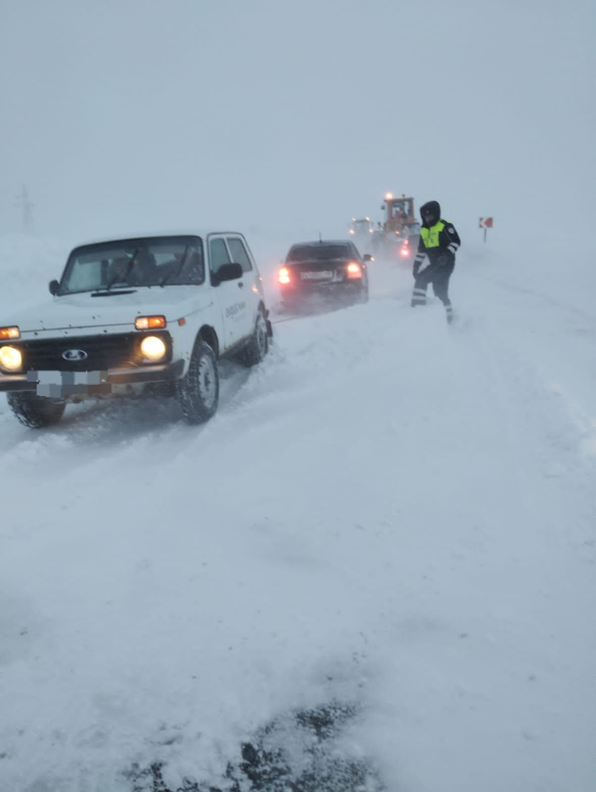 Сотрудники Кайбицкого ОГИБДД помогают водителям, застрявшим в снежном плену