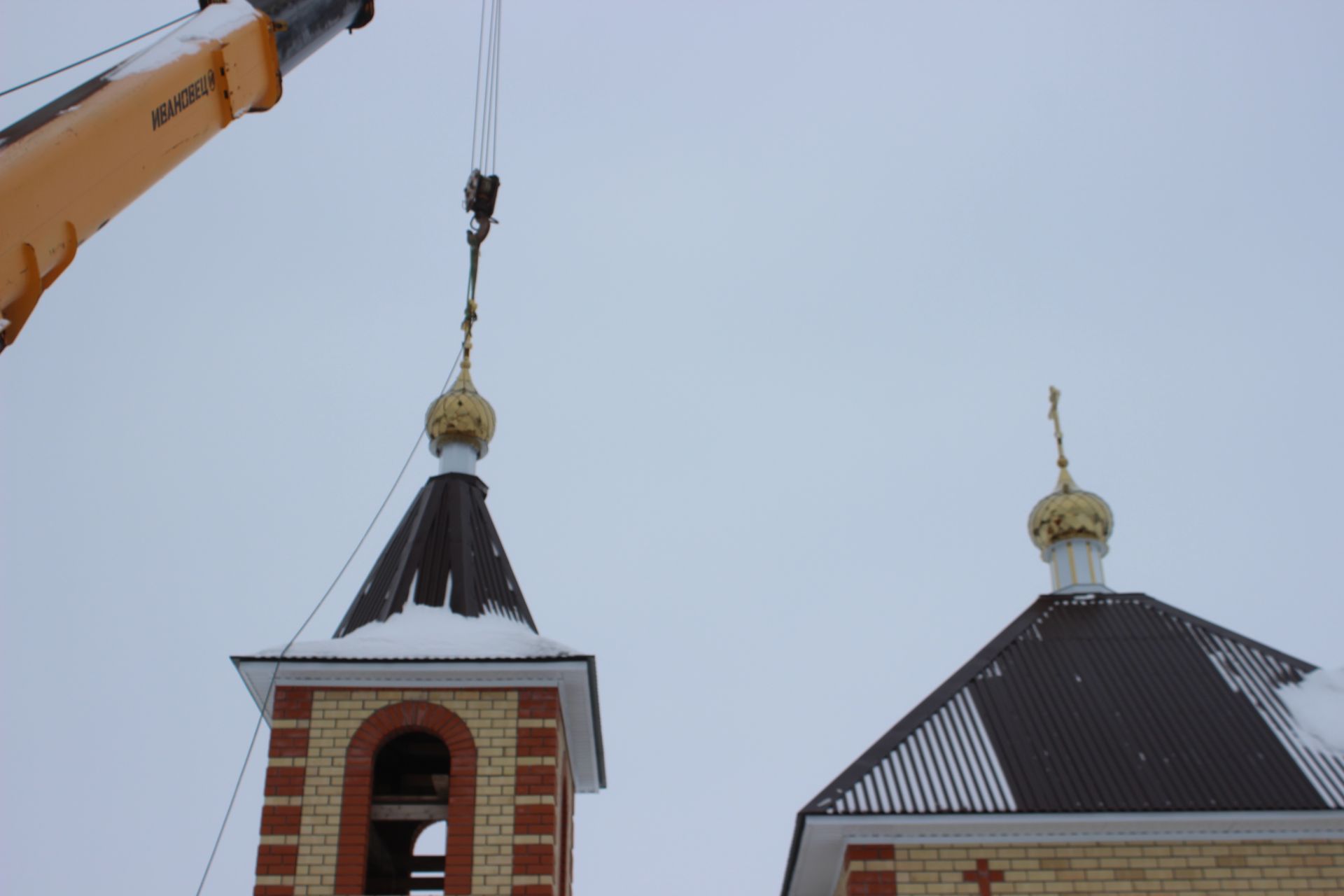 На строящейся церкви в Ульянкове установлены купола