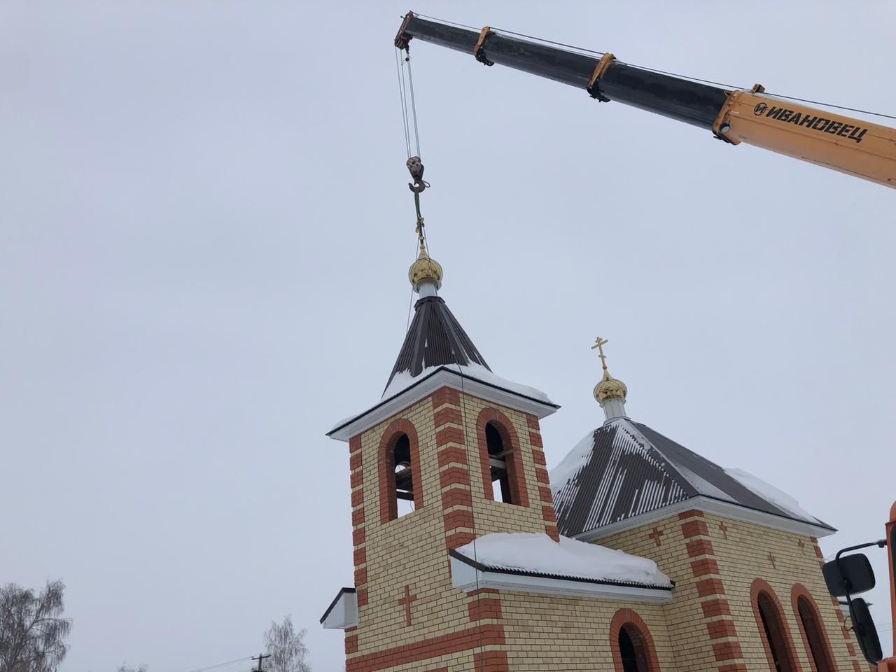 На строящейся церкви в Ульянкове установлены купола