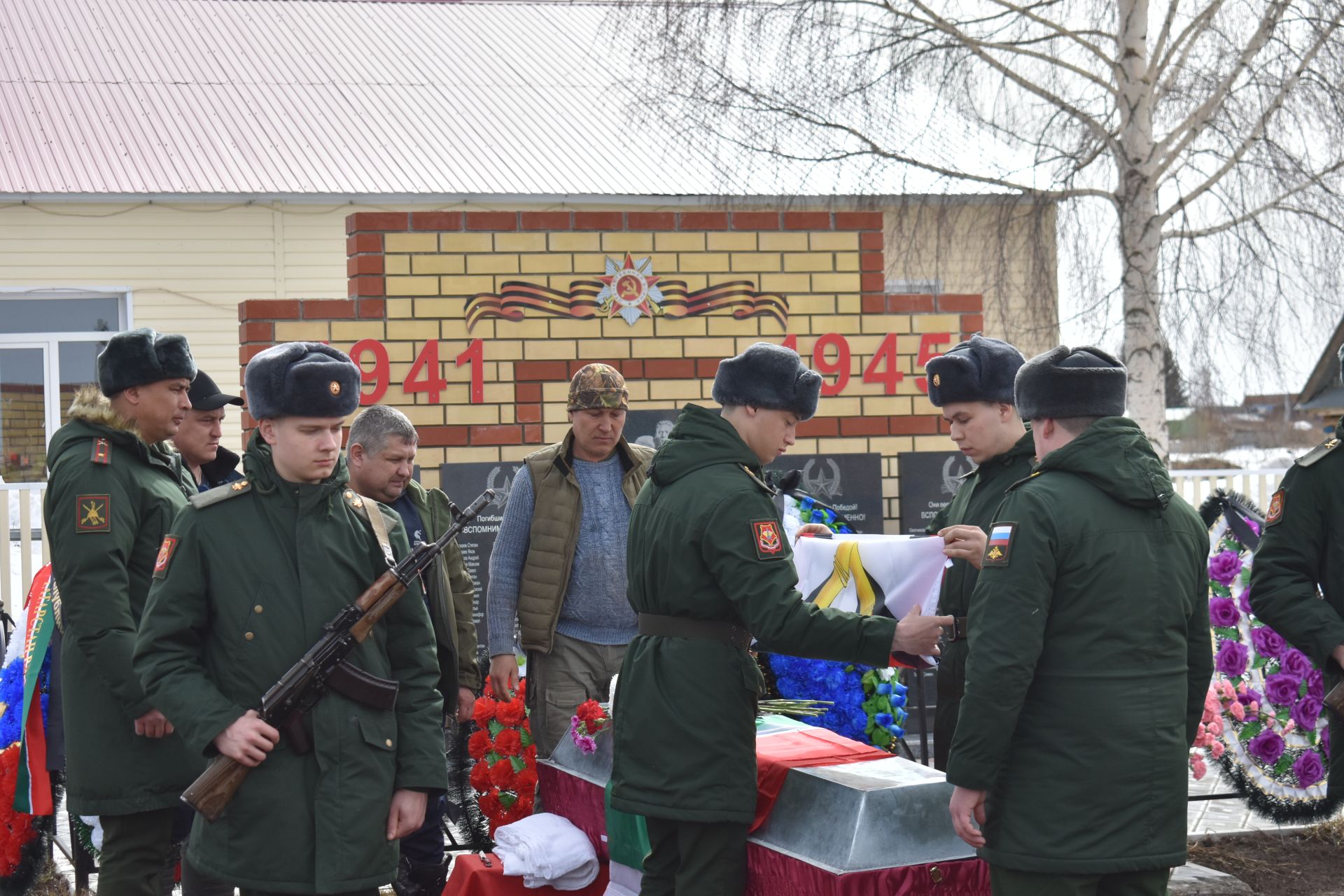 В селе Малые Меми простились с героически погибшим на спецоперации Николаем Токсаровым