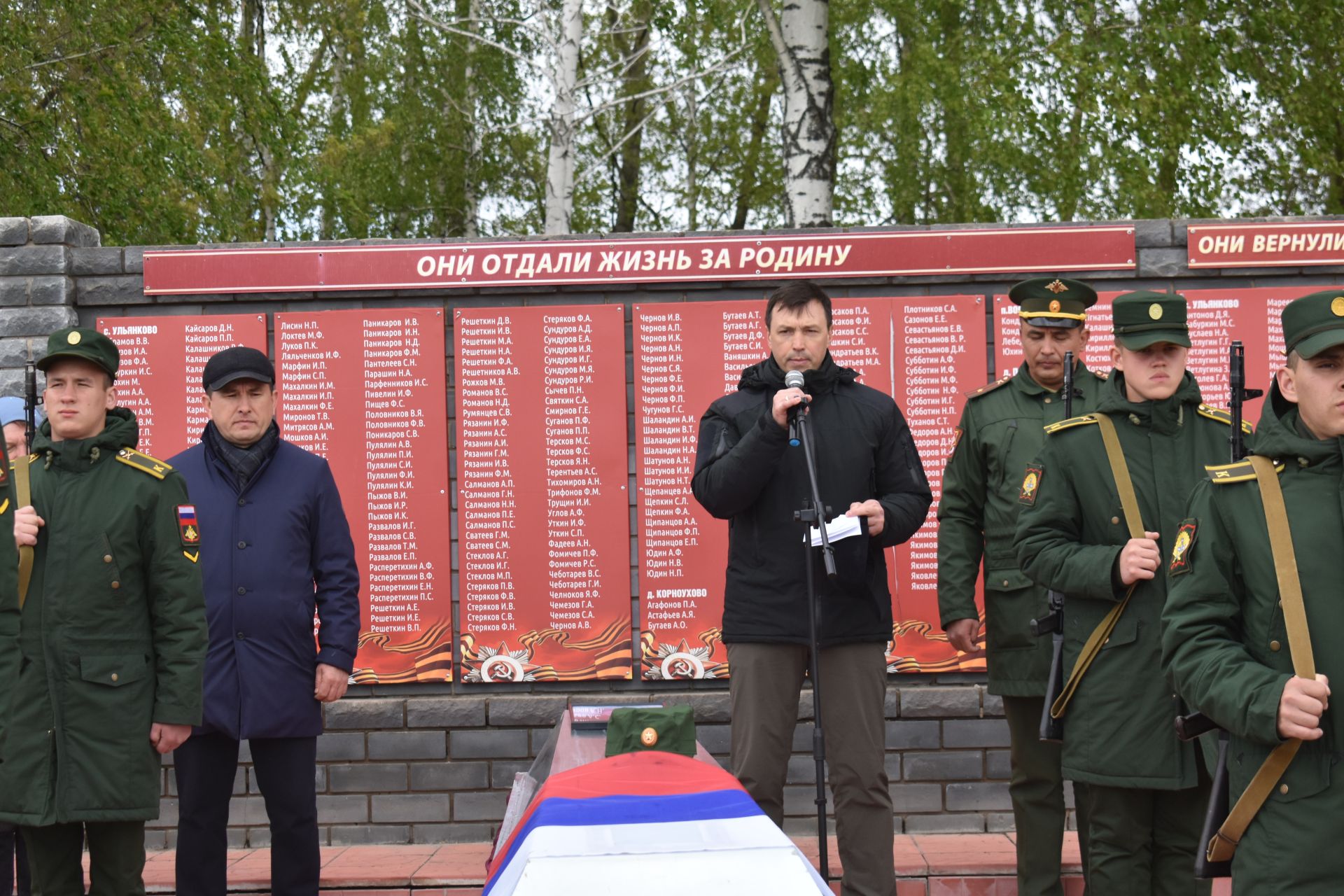 В Кайбицах простились с погибшим на спецоперации Сергеем Кармаенковым