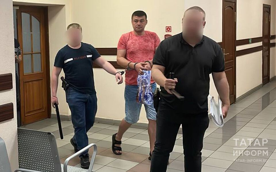 «Не бил, а тормошил по совету психолога»: что рассказал в суде отец, избивший сына