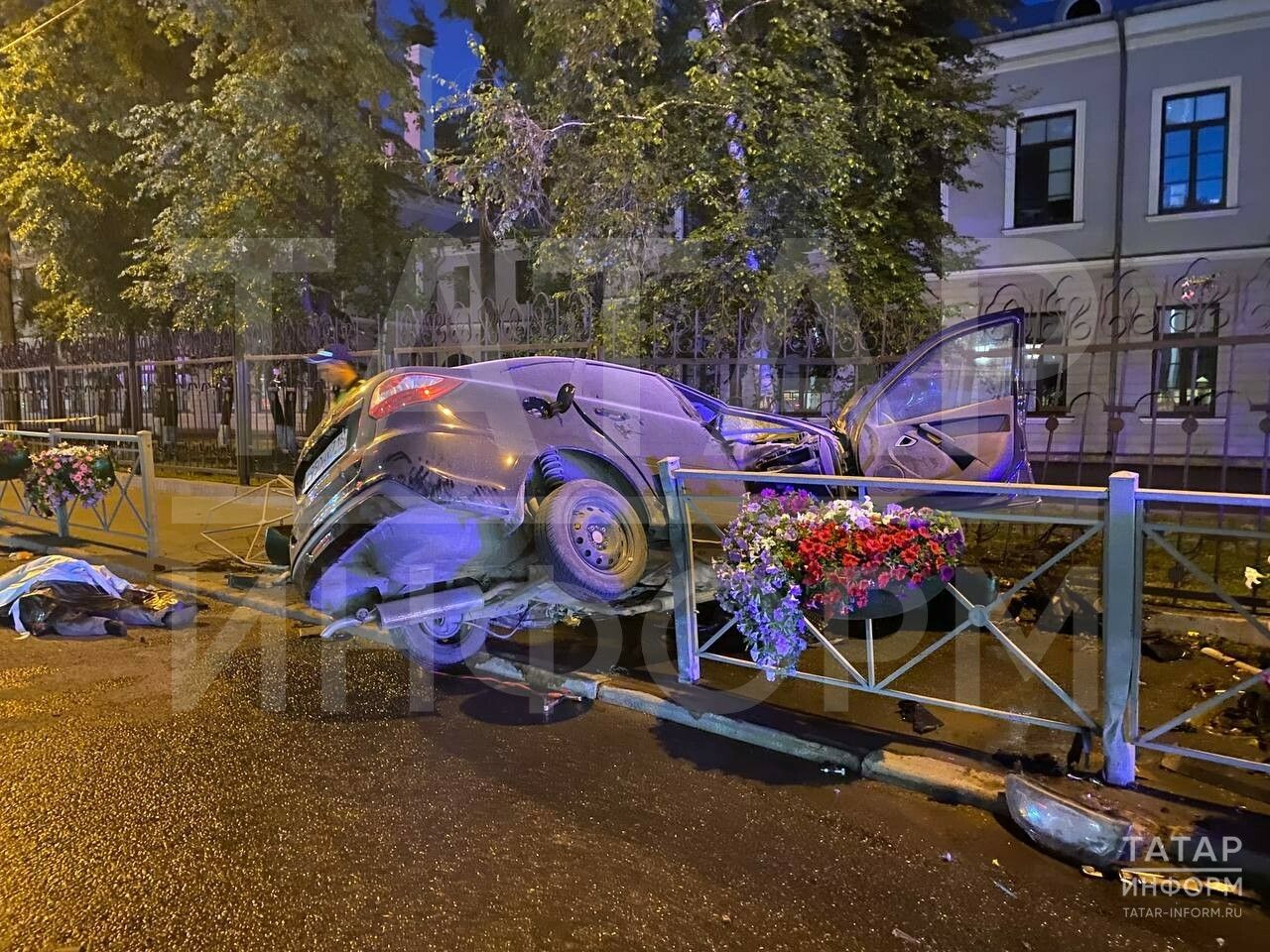 В центре Казани водитель Porsche протаранил «Гранту», водитель автомобиля погиб