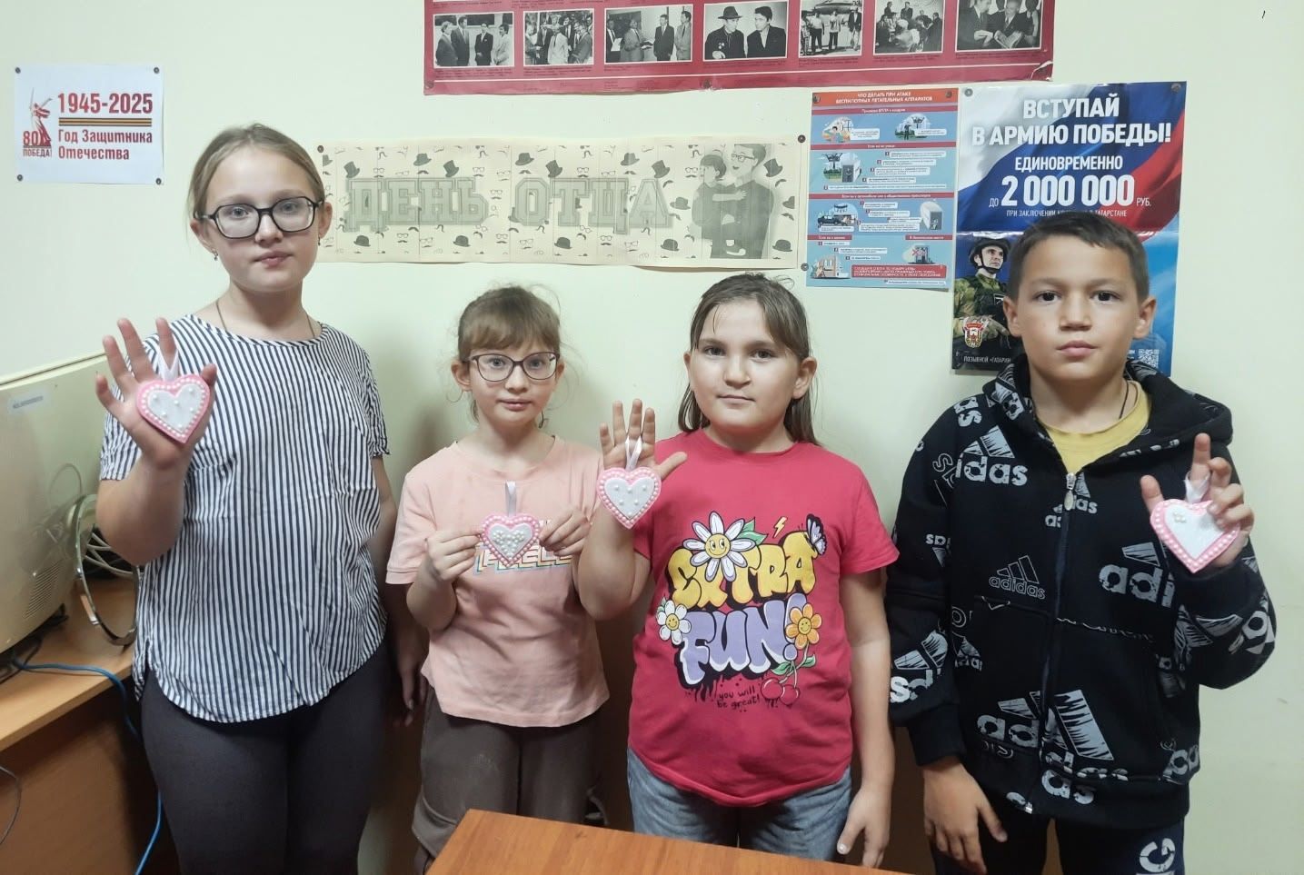 В Маломеминской библиотеке прошел мастер-класс «Брелок для папы», где участники сделали брелоки своими руками в подарок