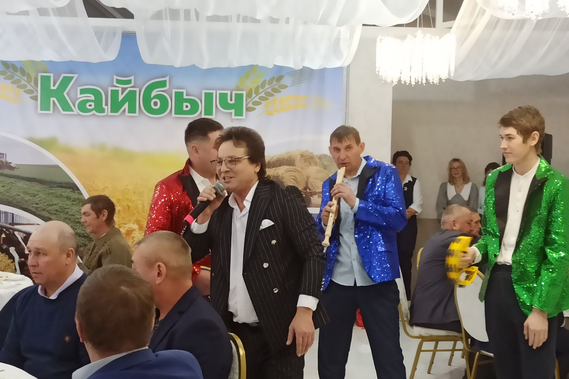В Кайбицах впервые надоили сто тонн молока: на слете передовиков сельского хозяйства аплодировали достижению года!