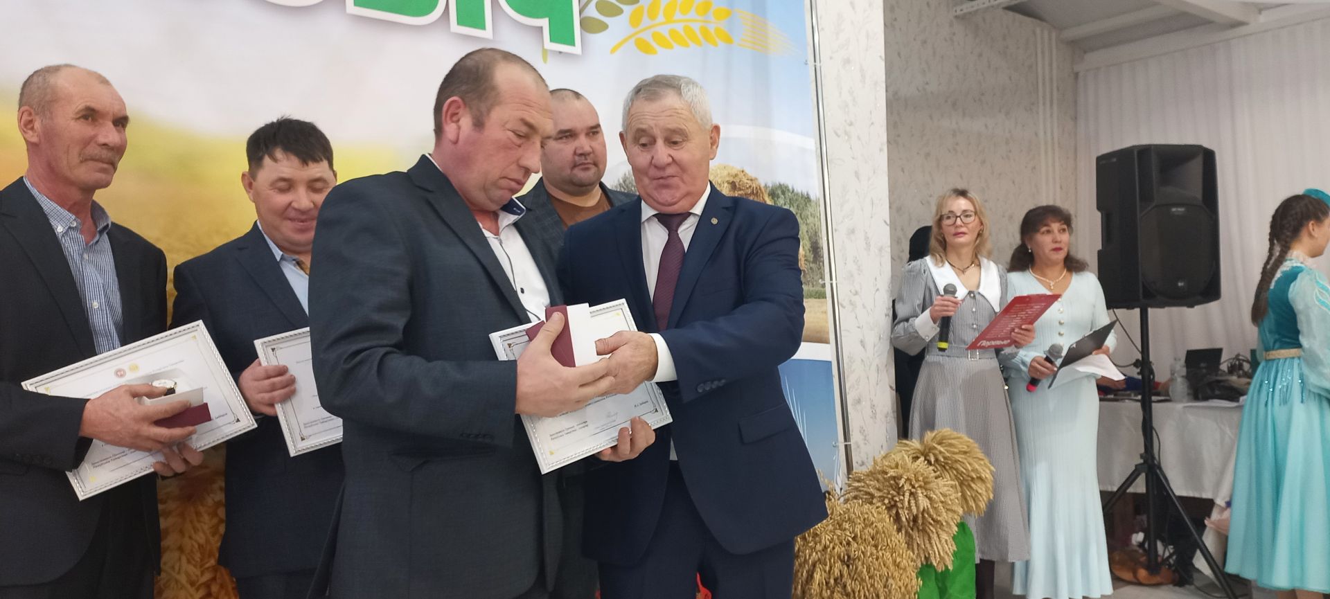 В Кайбицах впервые надоили сто тонн молока: на слете передовиков сельского хозяйства аплодировали достижению года!