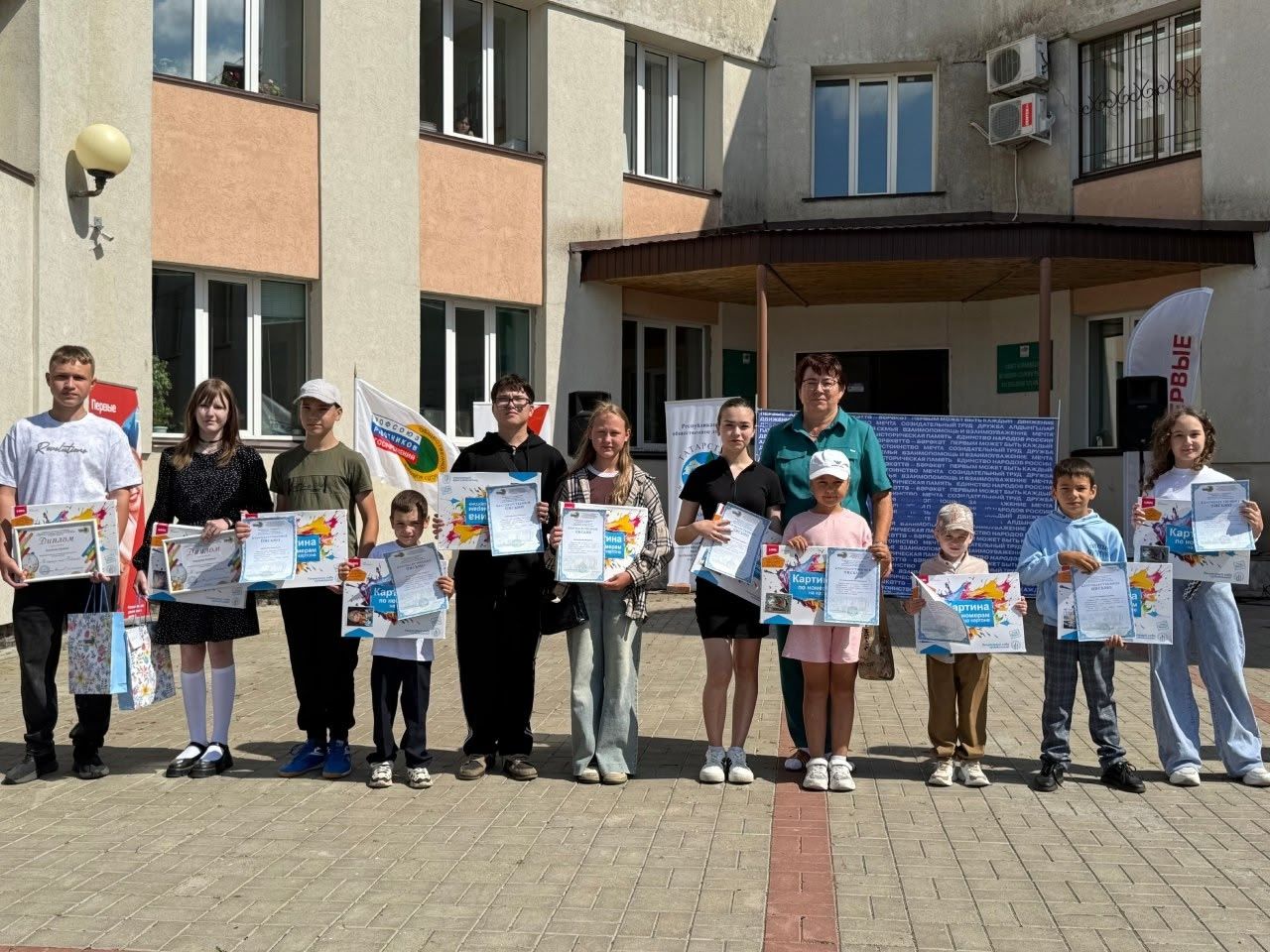 В Кайбицах накануне Дня молодежи состоялась церемония награждения победителей и участников республиканского профсоюзного конкурса детских рисунков