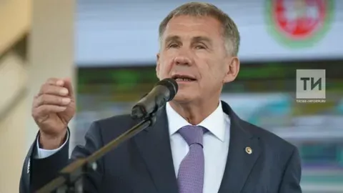 Минниханов возложил цветы к памятнику Пушкина в Казани