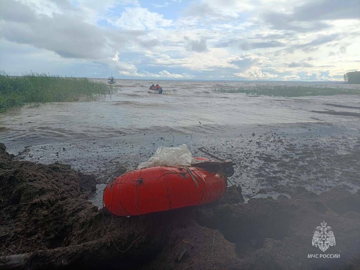 В Татарстане на Волге спасли пожилых супругов, попавших в шторм на резиновой лодке
