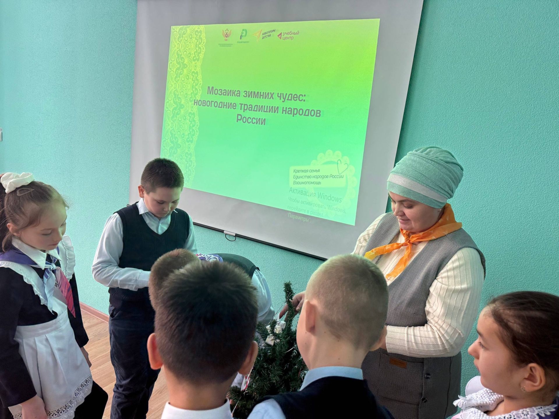 В начальных классах Бурундуковской школы прошло внеурочное занятие «Мозаика зимних чудес: новогодние традиции народов России»